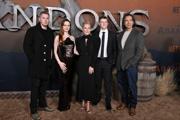 Toby Hemingway, Aisling Franciosi, Gillian Anderson, Lucas Till and Michael Greyeyes at the premiere of the Netflix series The Abandons at the Netflix Tudum Theater Los Angeles, 03 12 2025 Foto:xD.xStarbuckx xFuturexImagex abandons_5301