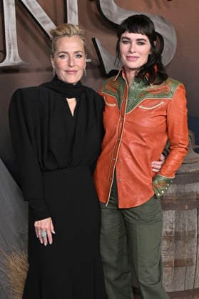 Gillian Anderson and Lena Headey at the premiere of the Netflix series The Abandons at the Netflix Tudum Theater Los Angeles, 03 12 2025 Foto:xD.xStarbuckx xFuturexImagex abandons_5331