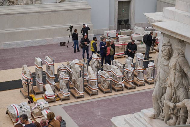 News Bilder des Tages Pressetermin zur Besichtigung der Grundinstandsetzung und Ergaenzung des Pergamonmuseums im Berlin (Foto vom 04.12.2025; im Bild: Reliefe im Raum des Pergamonaltars). Das Berliner Pergamonmuseum soll 2027 wieder fuer das Publikum geoeffnet werden. Die derzeit laufende, vom Bund finanzierte Sanierung stehe vor der Fertigstellung des ersten Bauabschnitts, teilte die Stiftung Preussischer Kulturbesitz (SPK) am 04.12.2025 mit. Die auf knapp 500 Millionen Euro veranschlagten Baumassnahmen unter anderem im Mittelbau mit dem Pergamonaltar wuerden bis zum Jahresende abgeschlossen. Im Fruehjahr 2027 solle das Haus, das zum Unesco-Weltkulturerbe gehoert, wieder fuer Besucherinnen und Besucher geoeffnet werden. (Siehe epd-Meldung vom 04.12.2025) EDITO Copyright: epd-bild ChristianxDitsch D25D1204Pergamonmuseum111519