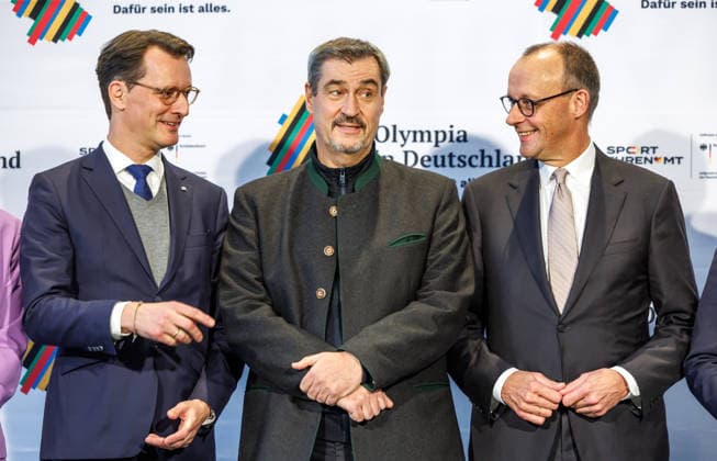 News Bilder des Tages Unterzeichnung der Vereinbarung zur Olympiabewerbung Unterzeichnung der Vereinbarung zur Olympiabewerbung durch Bundeskanzler Bundeskanzler Friedrich Merz und den Präsidenten des Deutschen Olympischen Sportbundes (DOSB), Thomas Weikert, sowie die Regierungschefs der beteiligten Länder und Städte, in Berlin am 4.12.2025. r-l Bundeskanzler Friedrich Merz, Markus Soeder und Hendrik Wüst. Berlin Berlin Deutschland Kanzleramt *** Signing of the agreement on the Olympic bid Signing of the agreement on the Olympic bid by Federal Chancellor Friedrich Merz and the President of the German Olympic Sports Confederation DOSB , Thomas Weikert, as well as the heads of government of the participating states and cities, in Berlin on 4 12 2025 r l Federa