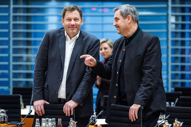 News Bilder des Tages Unterzeichnung der Vereinbarung zur Olympiabewerbung Lars Klingbeil (SPD), Bundesfinanzminister und Markus Soeder zu Beginn der Beratungen mit den Regierungschefinnen und Regierungschefs der Länder (MPK) in Berlin am 4.12.2025. Berlin Berlin Deutschland Kanzleramt *** Signing of the agreement on the Olympic bid Lars Klingbeil SPD , Federal Minister of Finance and Markus Soeder at the start of the consultations with the heads of government of the federal states MPK in Berlin on 4 12 2025 Berlin Berlin Germany Chancellery