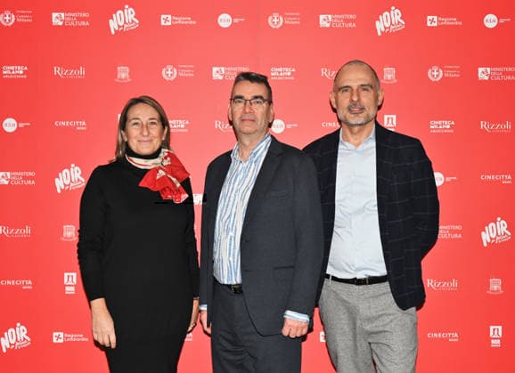 Milan, Italy Mick Herron receives the Raymond Chandler Award at the Noir in Festival with a masterclass at IULM. In the photo: Mick Herron, Valentina Garavaglia, Rector of IULM University, Fabio Vittorini, IULM professor.  Copyright: xNickxZonnax xipa-agency.netx xNickxZonnax IPA_Agency_IPA68737817