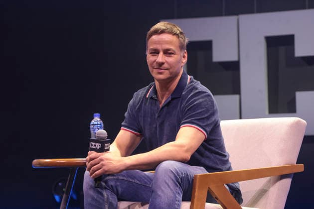 Tom Wlaschiha participates in a panel on the Thunder stage at CCXP25. Sao Paulo (SP), December 4, 2025 Event Entertainment CCXP Cinema Actor Tom Wlaschiha participates in a panel on the Thunder Stage during CCXP25, at Sao Paulo Expo, in the southern zone of the city of Sao Paulo. Known for his work in major international productions, the artist interacts with the audience, talks about his career and recent projects, and is greeted by thousands of fans on the event s main stage. The presentation is hosted by Marcelo Forlani and Bianca Alencar and is part of the CCXP25 program on Thursday, December 4, 2025. (Foto: Leco Viana Thenews2 imago images) Tom Wlaschiha participates in a panel on the Thunder stage at CCXP25.  Copyright: xLecoxVianax