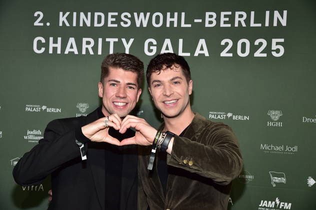 2 Kindeswohl Berlin Charity Gala 2025 Maximilian Seitz, Julian David Arrival, red carpet 2 Kindeswohl Berlin Charity Gala 2025Ò at the Hotel Pullman Berlin Schweizerhof in Berlin on 04 12 2025 Photopress Mueller