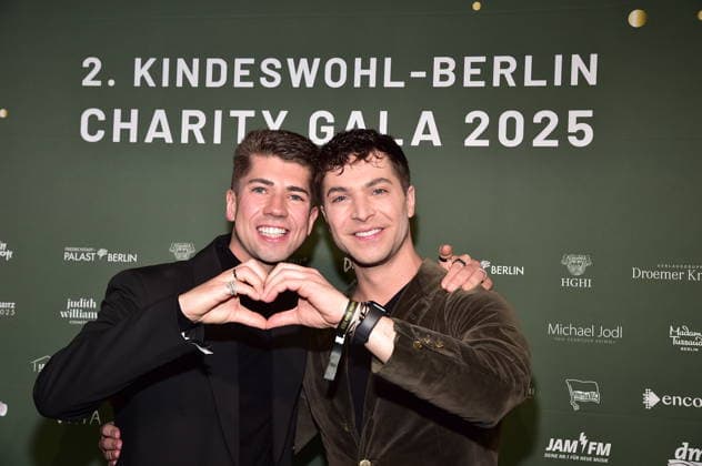 2 Kindeswohl Berlin Charity Gala 2025 Maximilian Seitz, Julian David Arrival, red carpet 2 Kindeswohl Berlin Charity Gala 2025Ò at the Hotel Pullman Berlin Schweizerhof in Berlin on 04 12 2025 Photopress Mueller