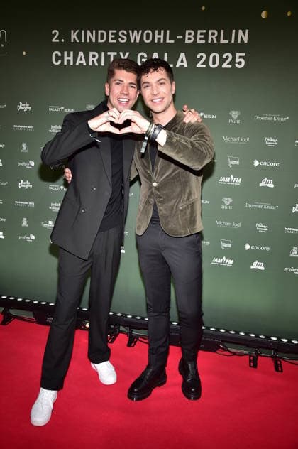 2 Kindeswohl Berlin Charity Gala 2025 Maximilian Seitz, Julian David Arrival, red carpet 2 Kindeswohl Berlin Charity Gala 2025Ò at the Hotel Pullman Berlin Schweizerhof in Berlin on 04 12 2025 Photopress Mueller