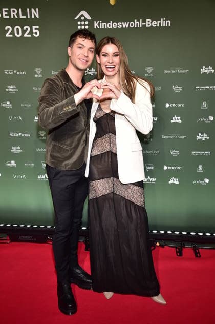 2 Kindeswohl Berlin Charity Gala 2025 Julian David, Rebecca Kunikowski Arrival, red carpet 2 Kindeswohl Berlin Charity Gala 2025Ò at the Hotel Pullman Berlin Schweizerhof in Berlin on 04 12 2025 Photopress Mueller