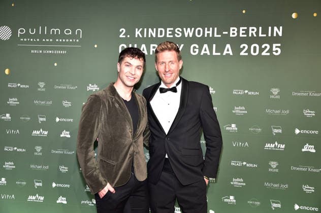 2 Kindeswohl Berlin Charity Gala 2025 Julian David, Maximilian Arland Arrival, red carpet 2 Kindeswohl Berlin Charity Gala 2025Ò at the Hotel Pullman Berlin Schweizerhof in Berlin on 04 12 2025 Photopress Mueller