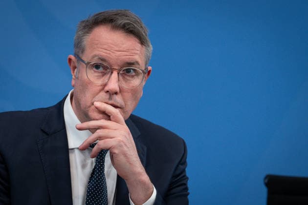 Pressekonferenz im Anschluss an Ministerpraesidentenkonferenz im Bundeskanzleramt Alexander Schweitzer (SPD) Ministerpraesident von Rheinland-Pfalz nachdenklich bei der Pressekonferenz im Anschluss an die Beratungen im Rahmen der Ministerpraesidentenkonferenz im Bundeskanzleramt, Berlin, 04.12.2025 Berlin Berlin Deutschland *** Press conference following the Conference of Minister Presidents in the Federal Chancellery Alexander Schweitzer SPD Minister President of Rhineland-Palatinate reflecting at the press conference following the consultations at the Conference of Minister Presidents in the Federal Chancellery, Berlin, 04 12 2025 Berlin Berlin Germany