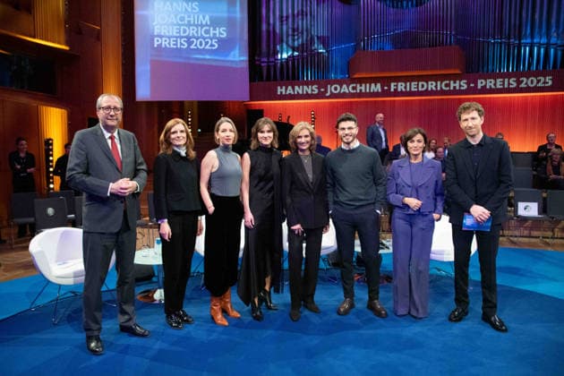f l Andrea VOSSKUHLE, Voßkuhle, former president of the Federal Constitutional Court, WDR director Dr. Katrin VERNAU, award winner Katharina WILLINGER, award winner Sophie von der TANN, Award winner Katja GLOGER on behalf of Reporters Without Borders, award winner Borhan AKID, sponsorship award, presenter Sandra