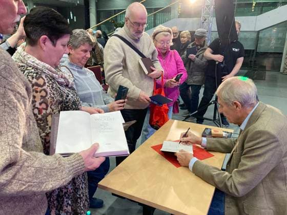 Wickert reads his crime novel Erfurt, 04 12 2025 Ulrich Wickert signs his book Der Raub im Tunnel Thüringen Germany after his reading in the atrium of Stadtwerke Erfurt Copyright: xMarioxGentzelx
