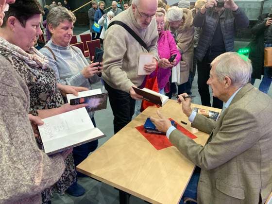Wickert reads his crime novel Erfurt, 04 12 2025 Ulrich Wickert signs his book Der Raub im Tunnel Thüringen Germany after his reading in the atrium of Stadtwerke Erfurt Copyright: xMarioxGentzelx