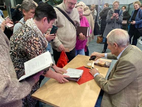 Wickert reads his crime novel Erfurt, 04 12 2025 Ulrich Wickert signs his book Der Raub im Tunnel Thüringen Germany after his reading in the atrium of Stadtwerke Erfurt Copyright: xMarioxGentzelx