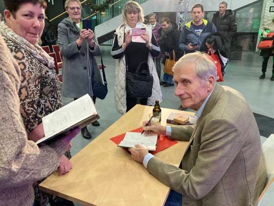 Wickert reads his crime novel Erfurt, 04 12 2025 Ulrich Wickert signs his book Der Raub im Tunnel Thüringen Germany after his reading in the atrium of Stadtwerke Erfurt Copyright: xMarioxGentzelx