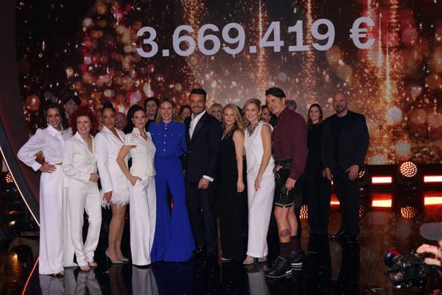 The Great Christmas Show 2025 Presenter Giovanni Zarrella and participants No Angels, Evelyn Weigert, Julia Lindholm, Linda Hesse, Andreas Gabalier with the donated sum on the screen The Great Christmas Show presented by Giovanni Zarrella ZDF Live broadcast from 04 12 2025 in the Baden Arena Offenburg Offenburg, Baden Württemberg, Germany