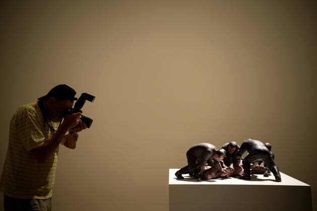 RON MUECK ENCOUNTER, Members of the public view artist Ron Mueck™s This Little Piggy 2023-25 sculptures during the media preview of his exhibition Encounter, at the Art Gallery of New South Wales, Sydney, Friday, December 5, 2025. ( NO ARCHIVING SYDNEY NEW SOUTH WALES AUSTRALIA  Copyright: xBIANCAxDExMARCHIx 20251205178189789254