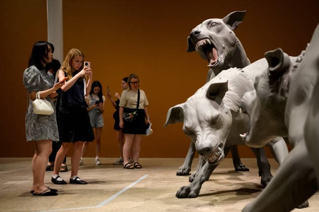 RON MUECK ENCOUNTER, Members of the public view artist Ron Mueck™s Havoc 2025 sculptures during the media preview of his exhibition Encounter, at the Art Gallery of New South Wales, Sydney, Friday, December 5, 2025. ( NO ARCHIVING SYDNEY NEW SOUTH WALES AUSTRALIA  Copyright: xBIANCAxDExMARCHIx 20251205121383224914