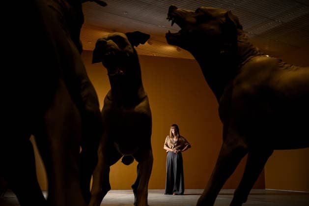 RON MUECK ENCOUNTER, Art Gallery of New South Wales Director Maud Page poses for a photograph with artist Ron Mueck™s Havoc 2025 sculptures during the media preview of his exhibition Encounter, at the Art Gallery of New South Wales, Sydney, Friday, December 5, 2025. ( NO ARCHIVING SYDNEY NEW SOUTH WALES AUSTRALIA  Copyright: xBIANCAxDExMARCHIx 20251205129288186159