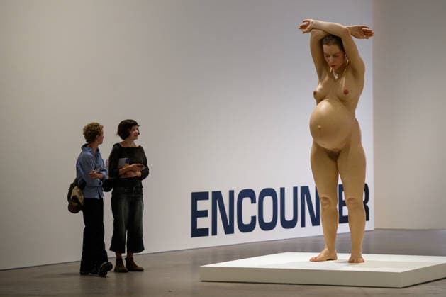 RON MUECK ENCOUNTER, Members of the public view artist Ron Mueck™s Pregnant Woman 2002 sculpture during the media preview of his exhibition Encounter, at the Art Gallery of New South Wales, Sydney, Friday, December 5, 2025. ( NO ARCHIVING SYDNEY NEW SOUTH WALES AUSTRALIA  Copyright: xBIANCAxDExMARCHIx 20251205166728970400
