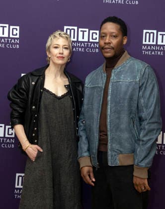 December 4, 2025, New York, Ny, United States: Carrie Coon and Namir Smallwood attend the press event of the new production Bug . Held at Manhattan Theatre Club Studios in New York. Zuma Press December 4, 2025. New York United States - ZUMAp281 20251204_zea_p281_009 Copyright: xPhotoxImagexPressx