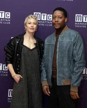 December 4, 2025, New York, Ny, United States: Carrie Coon and Namir Smallwood attend the press event of the new production Bug . Held at Manhattan Theatre Club Studios in New York. Zuma Press December 4, 2025. New York United States - ZUMAp281 20251204_zea_p281_010 Copyright: xPhotoxImagexPressx