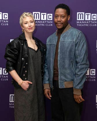 December 4, 2025, New York, Ny, United States: Carrie Coon and Namir Smallwood attend the press event of the new production Bug . Held at Manhattan Theatre Club Studios in New York. Zuma Press December 4, 2025. New York United States - ZUMAp281 20251204_zea_p281_015 Copyright: xPhotoxImagexPressx