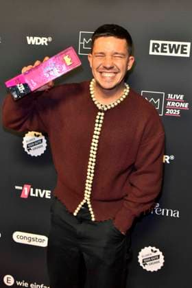 ABBbielefeld Nico Santos Nico Wellenbrink Prizewinner with Krone Saenger on the red carpet at the WDR Music Prize 1 Live Krone award ceremony at the Lokschuppen Bielefeld on 04 12 2025 NRW Germany