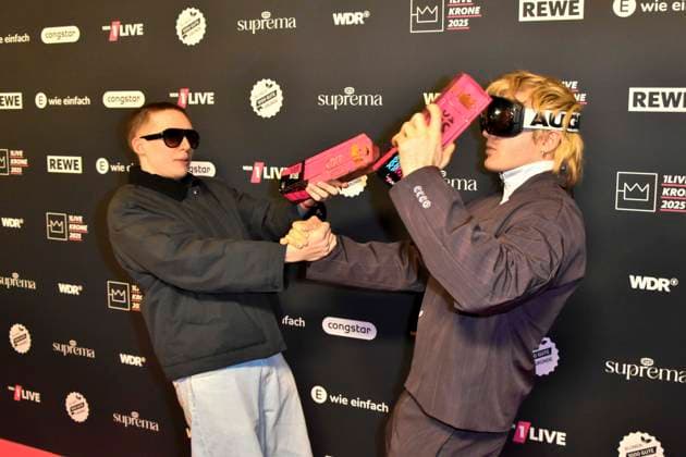 ABBbielefeld Filow, Felix Nier Ski Aggu , August Jean Diederich Prizewinner with Krone Saenger on the red carpet at the award ceremony of the WDR Music Prize 1 Live Krone at the Lokschuppen Bielefeld on 04 12 2025 NRW Germany