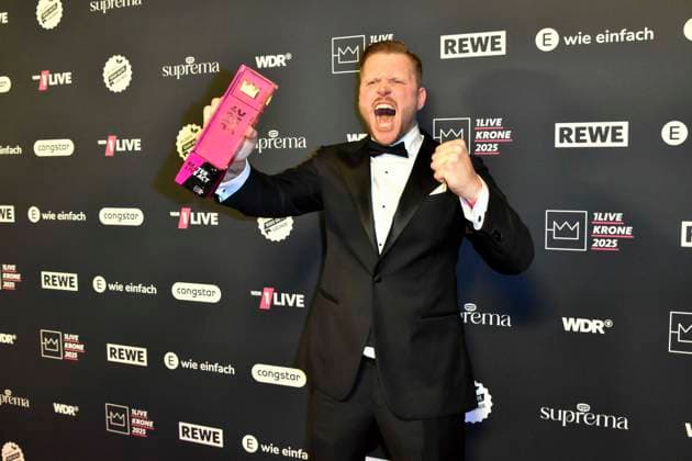ABBbielefeld Finch, Nils Wehowsky Prizewinner with Krone Saenger on the red carpet at the WDR Music Prize 1 Live Krone award ceremony at the Lokschuppen Bielefeld on 04 12 2025 NRW Germany