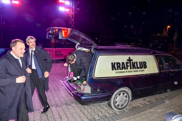 ABBbielefeld Kraftklub , Felix Kummer, Karl Schumann, Till Kummer, Steffen Thiede, Max Marschk arrive in the hearse to the red carpet at the WDR Music Award 1 Live Krone ceremony at Lokschuppen Bielefeld on 04 12 2025 NRW Germany
