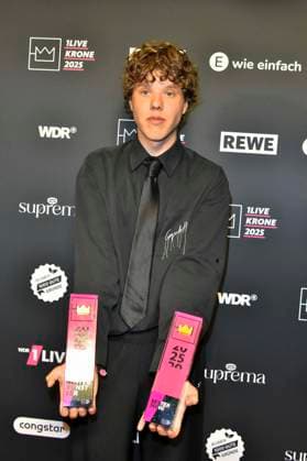 ABBbielefeld Zartmann Prizewinner with Krone Saenger as guest on the red carpet at the WDR Music Prize 1 Live Krone award ceremony at the Lokschuppen Bielefeld on 04 12 2025 NRW Germany