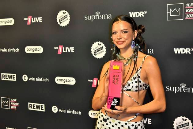 ABBbielefeld Nina Chuba, award winner with crown Nina Katrin Kaiser singer on the red carpet at the WDR Music Award 1 Live Krone ceremony at the Lokschuppen Bielefeld on 04 12 2025 NRW Germany
