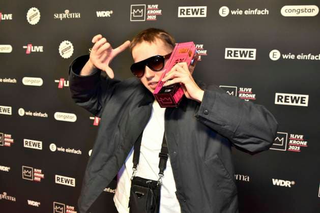 ABBbielefeld Filow, Felix Nier Prizewinner with Krone Saenger on the red carpet at the WDR Music Prize 1 Live Krone award ceremony at the Lokschuppen Bielefeld on 04 12 2025 NRW Germany