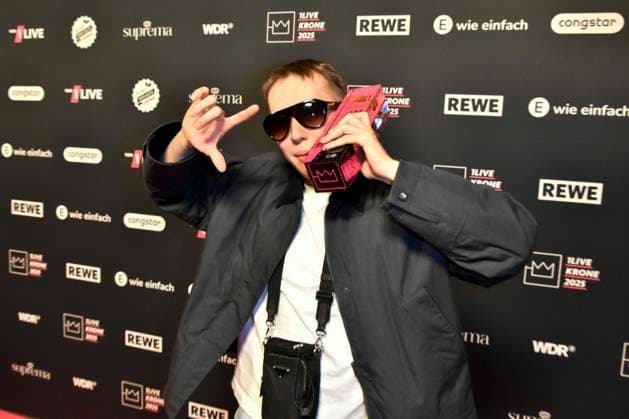 ABBbielefeld Filow, Felix Nier Prizewinner with Krone Saenger on the red carpet at the WDR Music Prize 1 Live Krone award ceremony at the Lokschuppen Bielefeld on 04 12 2025 NRW Germany