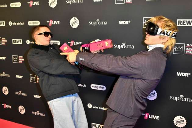 ABBbielefeld Filow, Felix Nier Ski Aggu , August Jean Diederich Prizewinner with Krone Saenger on the red carpet at the award ceremony of the WDR Music Prize 1 Live Krone at the Lokschuppen Bielefeld on 04 12 2025 NRW Germany