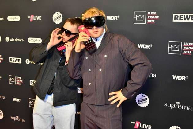 ABBbielefeld Filow, Felix Nier Ski Aggu , August Jean Diederich Prizewinner with Krone Saenger on the red carpet at the award ceremony of the WDR Music Prize 1 Live Krone at the Lokschuppen Bielefeld on 04 12 2025 NRW Germany