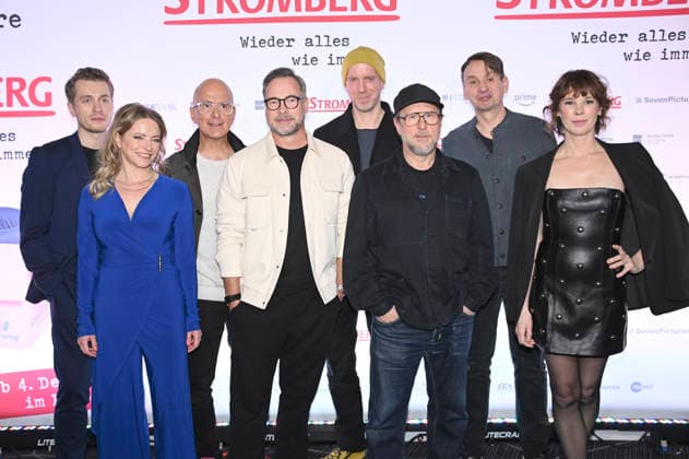 Laszlo Branko Breiding, Diana Staehly, Christoph Maria Herbst, Matthias Opdenhövel, Arne Feldhusen, Bjarne Mädel, Ralf Husmann and Milena Dreißig at the fan premiere of the movie Stromberg Again everything as usual in the Cinedom Cologne, 04 12 2025 Foto:xC.xAdolph xFuturexImagex stromberg_koeln_5205