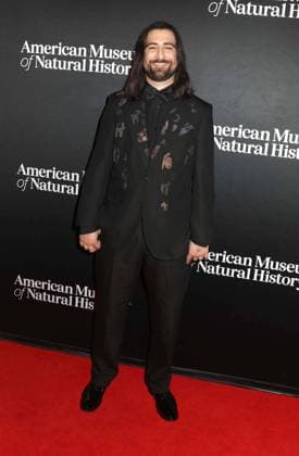 December 4, 2025, New York, New York, USA: Singer NOAH KAHAN seen during the red carpet arrivals for American Museum of Natural History Ã¢â‚¬ËœThe Museum GalaÃ¢â‚¬â ¢ 2025 held at AMNH. New York USA - ZUMAk03_ 20251204_zaf_k03_044 Copyright: xNancyxKaszermanx