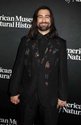 December 4, 2025, New York, New York, USA: Singer NOAH KAHAN seen during the red carpet arrivals for American Museum of Natural History Ã¢â‚¬ËœThe Museum GalaÃ¢â‚¬â ¢ 2025 held at AMNH. New York USA - ZUMAk03_ 20251204_zaf_k03_045 Copyright: xNancyxKaszermanx