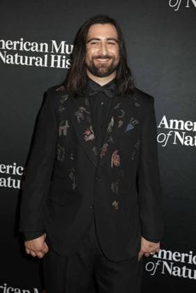December 4, 2025, New York, New York, USA: Singer NOAH KAHAN seen during the red carpet arrivals for American Museum of Natural History Ã¢â‚¬ËœThe Museum GalaÃ¢â‚¬â ¢ 2025 held at AMNH. New York USA - ZUMAk03_ 20251204_zaf_k03_048 Copyright: xNancyxKaszermanx
