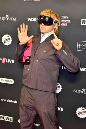 ABBbielefeld Ski Aggu , August Jean Diederich Prizewinner with Krone Saenger on the red carpet at the WDR Musikpreis 1 Live Krone award ceremony at the Lokschuppen Bielefeld on 04 12 2025 NRW Germany