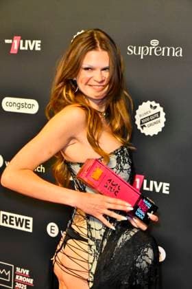 ABBbielefeld Ikkimel, Melina Gaby Strauss Strauss award winner with crown singer on the red carpet at the award ceremony of the WDR Music Award 1 Live Krone in the Lokschuppen Bielefeld on 04 12 2025 NRW Germany