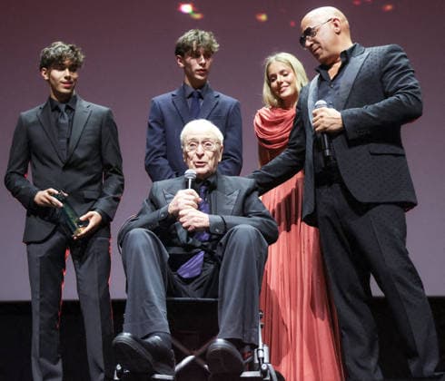 Red Sea Film Festival Opening Ceremony - Jeddah Michael Caine (sitting on a wheel chair in front of his grand children) and Vin Diesel talk to the audience during the opening ceremony of the 5th edition of the Red Sea Film Festival in Jeddah, Saudi Arabia, on December 4, 2025. Caine received the Red Sea Honoree Award. Photo by Balkis Press ABACAPRESS.COM Jeddah Saudi Arabia  Copyright: xBalkisxPress ABACAx