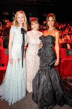 Red Sea Film Festival Opening Ceremony - Jeddah L-R : Kirsten Dunst, Fatima Albanawi, Jessica Alba attend the opening ceremony of the 5th edition of the Red Sea Film Festival in Jeddah, Saudi Arabia, on December 4, 2025. Photo by Balkis Press ABACAPRESS.COM Jeddah Saudi Arabia  Copyright: xBalkisxPress ABACAx