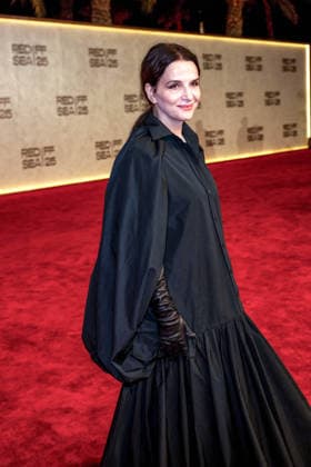 Red Sea Film Festival Opening Ceremony - Jeddah French actress Juliette Binoche walks the red carpet as she arrives to the opening ceremony of the 5th edition of the Red Sea Film Festival in Jeddah, Saudi Arabia, on December 4, 2025. Photo by Balkis Press ABACAPRESS.COM Jeddah Saudi Arabia  Copyright: xBalkisxPress ABACAx