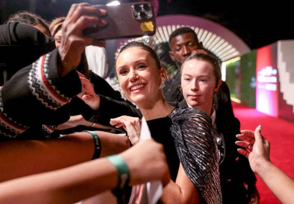 Red Sea Film Festival Opening Ceremony - Jeddah Nina Dobrev poses with fans as she arrives on the red carpet of the opening ceremony of the 5th edition of the Red Sea Film Festival in Jeddah, Saudi Arabia, on December 4, 2025. Photo by Balkis Press ABACAPRESS.COM Jeddah Saudi Arabia  Copyright: xBalkisxPress ABACAx