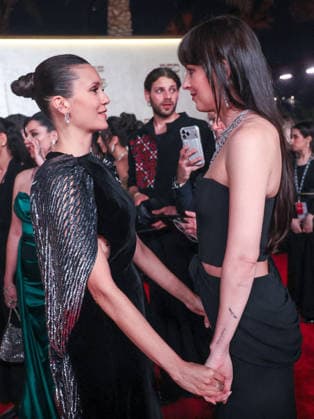 Red Sea Film Festival Opening Ceremony - Jeddah Nina Dobrev (L) chats with Dakota Johnson on the red carpet of the opening ceremony of the 5th edition of the Red Sea Film Festival in Jeddah, Saudi Arabia, on December 4, 2025. Photo by Balkis Press ABACAPRESS.COM Jeddah Saudi Arabia  Copyright: xBalkisxPress ABACAx