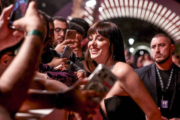 Red Sea Film Festival Opening Ceremony - Jeddah Dakota Johnson poses with fans on the red carpet during the opening ceremony of the 5th edition of the Red Sea Film Festival in Jeddah, Saudi Arabia, on December 4, 2025. Photo by Balkis Press ABACAPRESS.COM Jeddah Saudi Arabia  Copyright: xBalkisxPress ABACAx