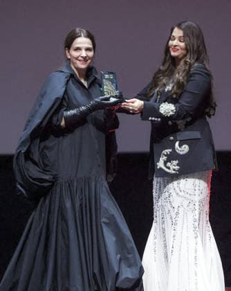 Red Sea Film Festival Opening Ceremony - Jeddah Aishwarya Rai Bachchan (R) hand a honorary award to Juliette Binoche during the opening ceremony of the 5th edition of the Red Sea Film Festival in Jeddah, Saudi Arabia, on December 4, 2025. Photo by Balkis Press ABACAPRESS.COM Jeddah Saudi Arabia  Copyright: xBalkisxPress ABACAx