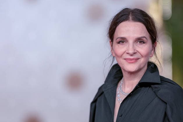 Red Sea Film Festival Opening Ceremony - Jeddah French actress Juliette Binoche walks the red carpet as she arrives to the opening ceremony of the 5th edition of the Red Sea Film Festival in Jeddah, Saudi Arabia, on December 4, 2025. Photo by Balkis Press ABACAPRESS.COM Jeddah Saudi Arabia  Copyright: xBalkisxPress ABACAx